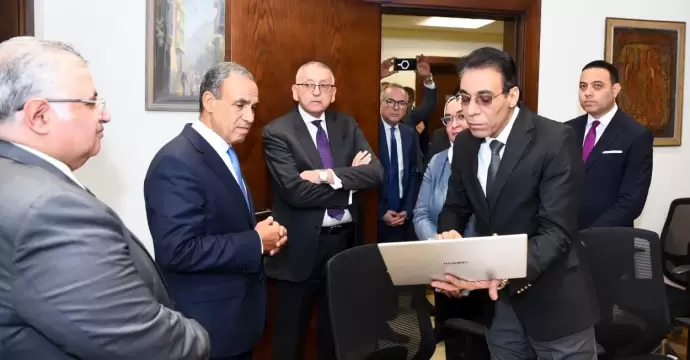 وزير الخارجية يوجه بتسخير كافة الإمكانات لرعاية الجاليات المصرية وتسهيل عودة العالقين