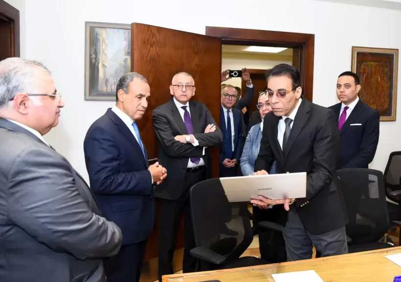 وزير الخارجية يوجه بتسخير كافة الإمكانات لرعاية الجاليات المصرية وتسهيل عودة العالقين