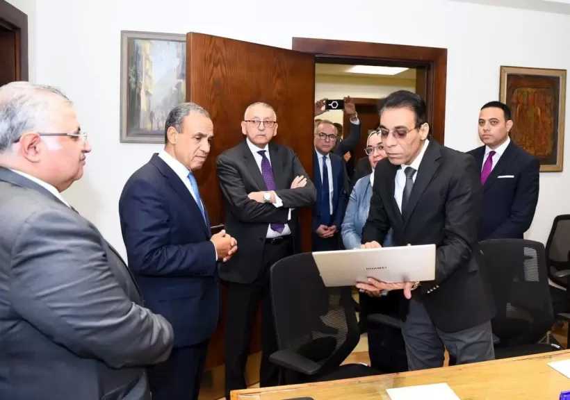 وزير الخارجية يتفقد خلية العمل المشكلة بالقطاع القنصلي لمتابعة أوضاع الجاليات المصرية بالمنطقة
