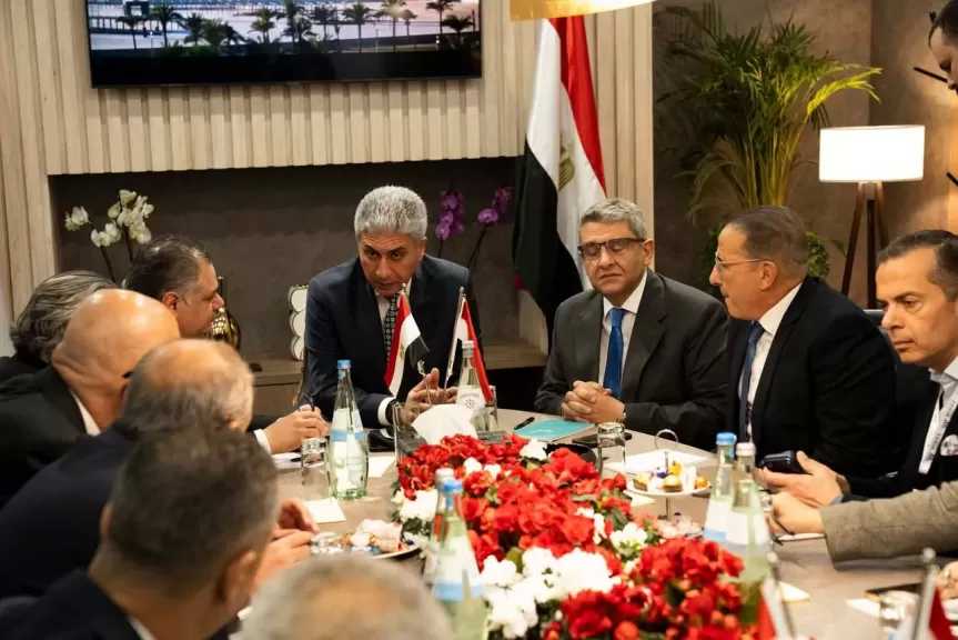 وزير السياحة والآثار يجتمع مع القطاع السياحي لمتابعة مستجدات الحركة السياحية الوافدة إلى مصر