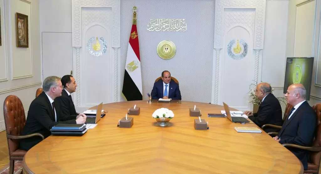 الرئيس السيسي يجتمع مع رئيس الحكومة ووزيري الكهرباء والبترول