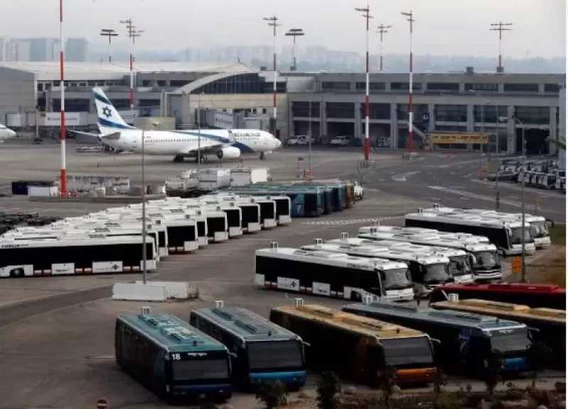 إجلاء ركاب من طائرة في مطار بن جوريون بعد سقوط شظايا في محيطه