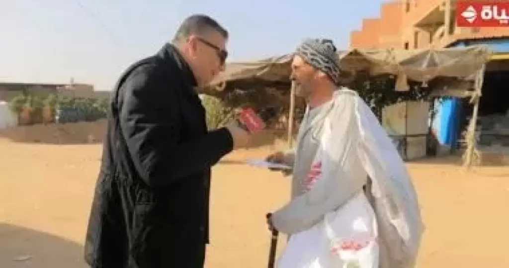 عمرو الليثي يجبر خاطر مسن في كفر الشيخ ويهديه 5 آلاف جنيه في أجمل ناس
