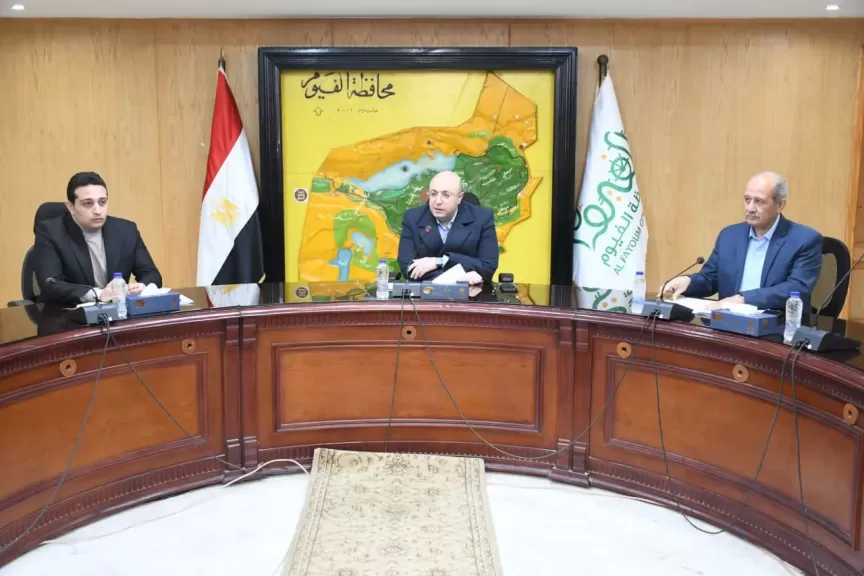 محافظ الفيوم يناقش مشكلات وتحديات المواقف والمرور والكهرباء مع النواب