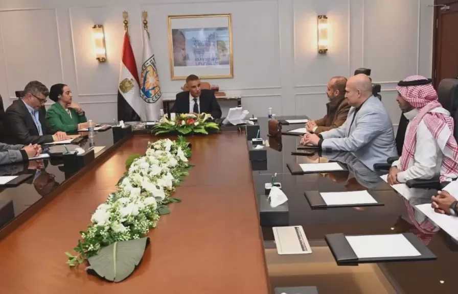 محافظ جنوب سيناء يبحث مطالب أهالي قرية خريزة داخل محمية نبق