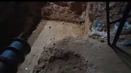 أهالي مطروح يشتكون من حفرة عميقة بحي سكني.. وشركة المياه ترد