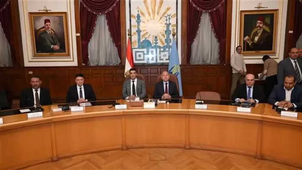 وزير الصناعة ومحافظ القاهرة يعقدان حواراً مفتوحاً ومباشراً مع مستثمري منطقة شق الثعبان الصناعية لحل المشكلات