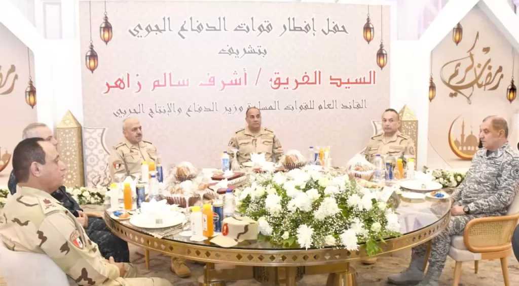 وزير الدفاع يشارك تناول وجبة الإفطار مع مقاتلى قوات الدفاع الجوي