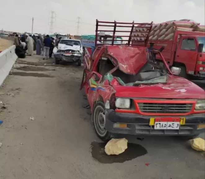 مصرع 3 عمال وإصابة 20 آخرين إثر حادث تصادم سيارتين ربع نقل بالطريق الصحراوي الشرقي في بني سويف