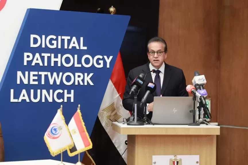 وزير الصحة يبحث إدخال الروبوتات الجراحية والذكاء الاصطناعي في جراحات العظام