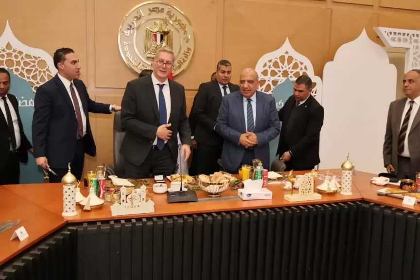 الدكتور محمود عصمت: نعمل من خلال خطة تشغيل ديناميكية ونحرص على تحسين كفاءة وحدات الإنتاج وخفض استخدام الوقود الأحفوري