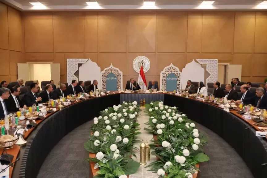 وزيرا الكهرباء والبترول يشاركان فريق العمل المشترك في الوزارتين إفطارهم الجماعي