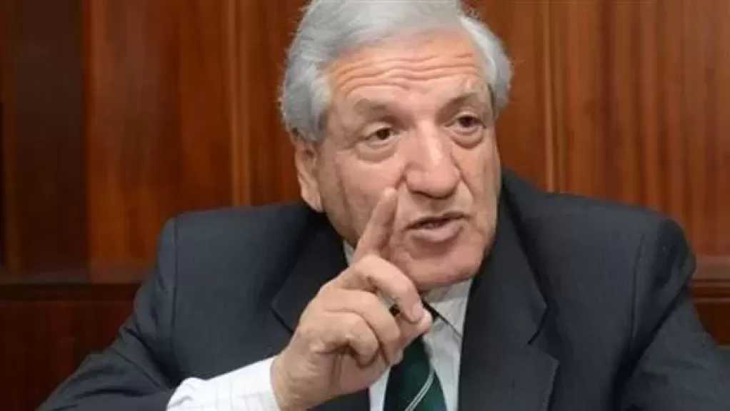 هل نعيش أزمة عابرة أم استنزافًا طويلًا؟.. أستاذ اقتصاد يُجيب