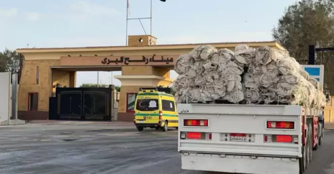 الهلال الأحمر المصري يدفع بمساعدات غذائية وطبية لدعم الفلسطينيين عبر قافلة زاد العزة الـ153