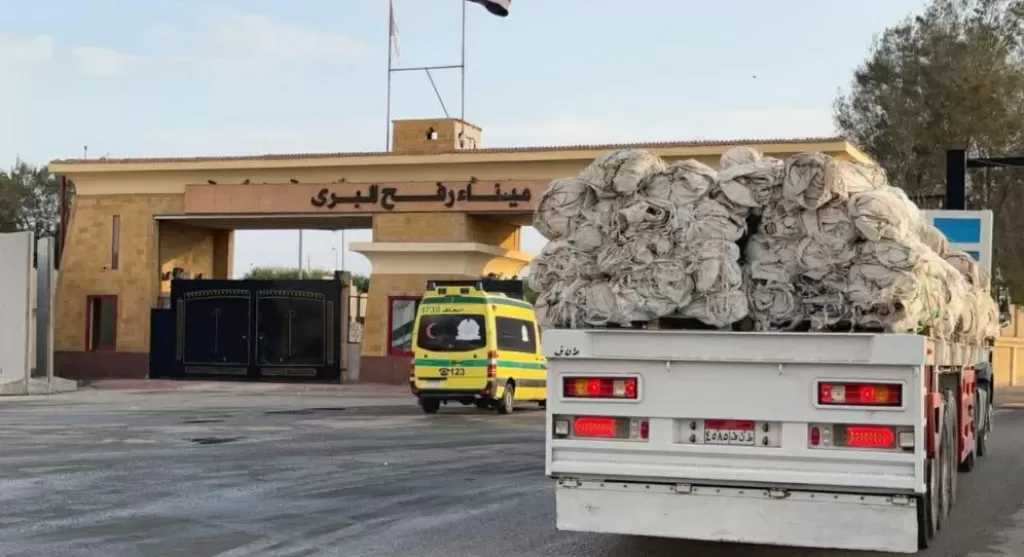 الهلال الأحمر المصري يدفع بمساعدات غذائية وطبية لدعم الفلسطينيين عبر قافلة زاد العزة الـ153