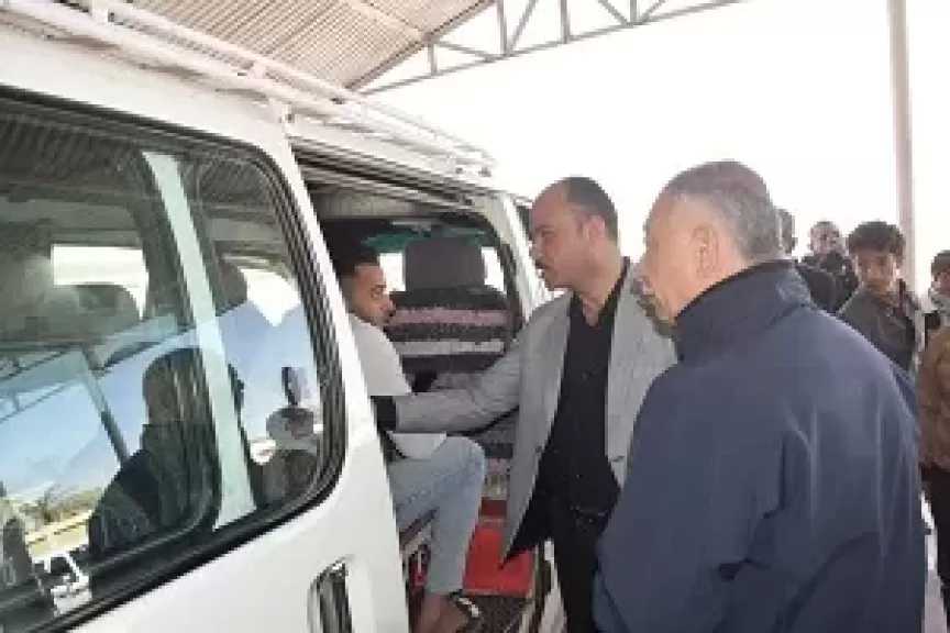 نائب محافظ الوادي الجديد يتابع التزام مواقف الأجرة بالتعريفة الجديدة