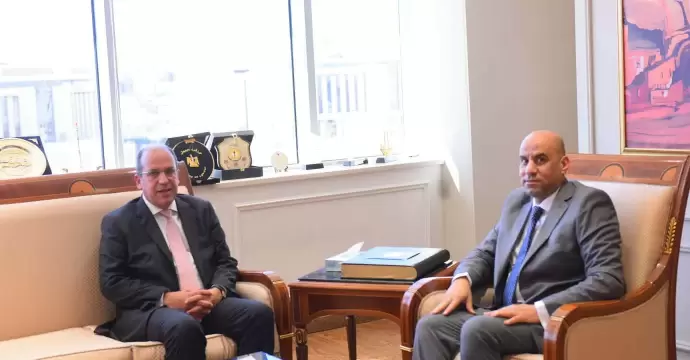 وزير العمل يبحث مع رئيس الجامعة البريطانية بالقاهرة التعاون المشترك