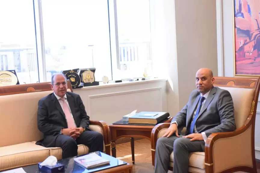 وزير العمل يبحث مع رئيس الجامعة البريطانية بالقاهرة التعاون المشترك