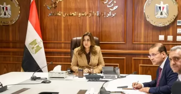 وزيرة التنمية المحلية تتابع الإجراءات الخاصة بتحديد أسعار تعريفة الركوب الجديدة لسيارات الأجرة