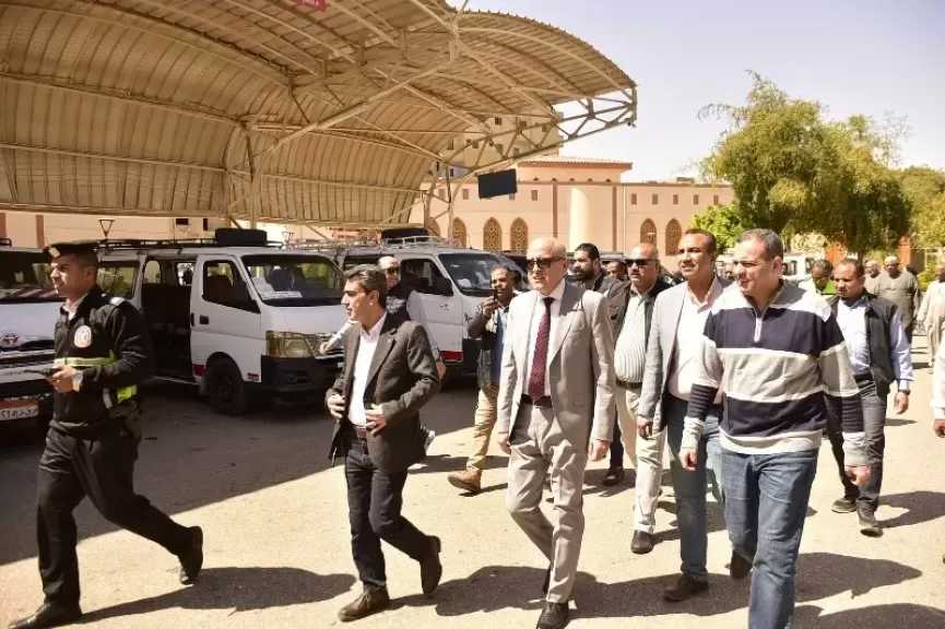 محافظ الأقصر يتفقد موقف أرمنت- البياضية لمتابعة تطبيق التعريفة الجديدة