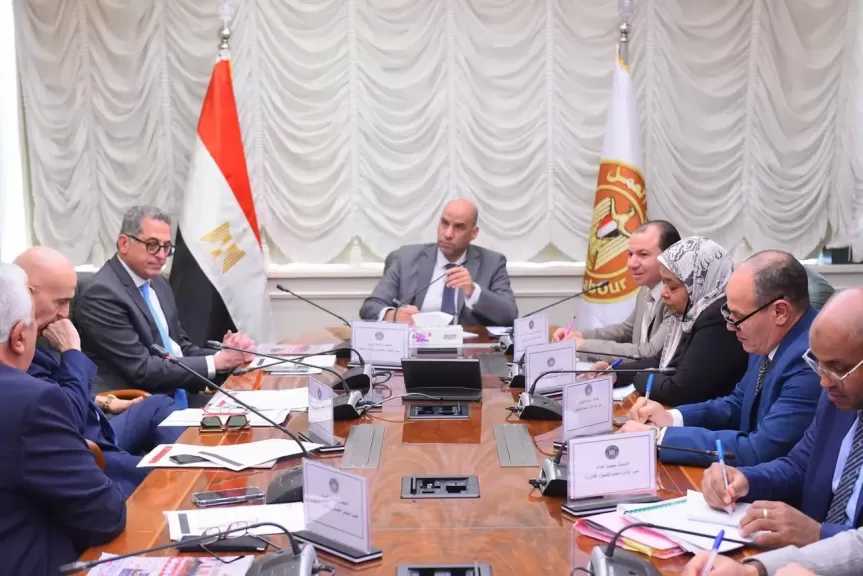 حسن الرداد: توجيهات ببدء إجراءات تنفيذية لإصدار موافقات مؤقتة لتراخيص عمل الأجانب لتيسير احتياجات الشركات في بعض التخصصات