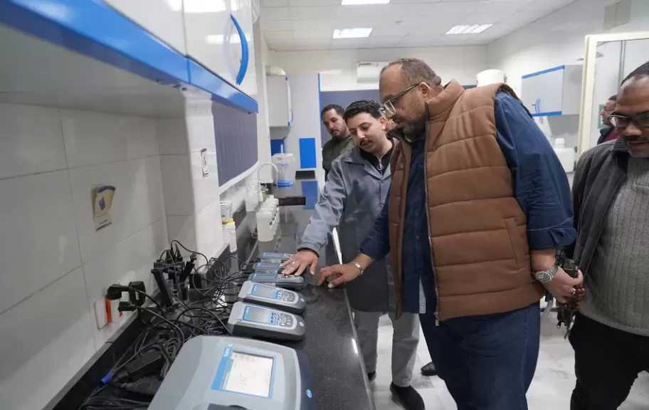 رئيس مياه سوهاج يتفقد المحطات بطهطا ويُكرم المتميزين