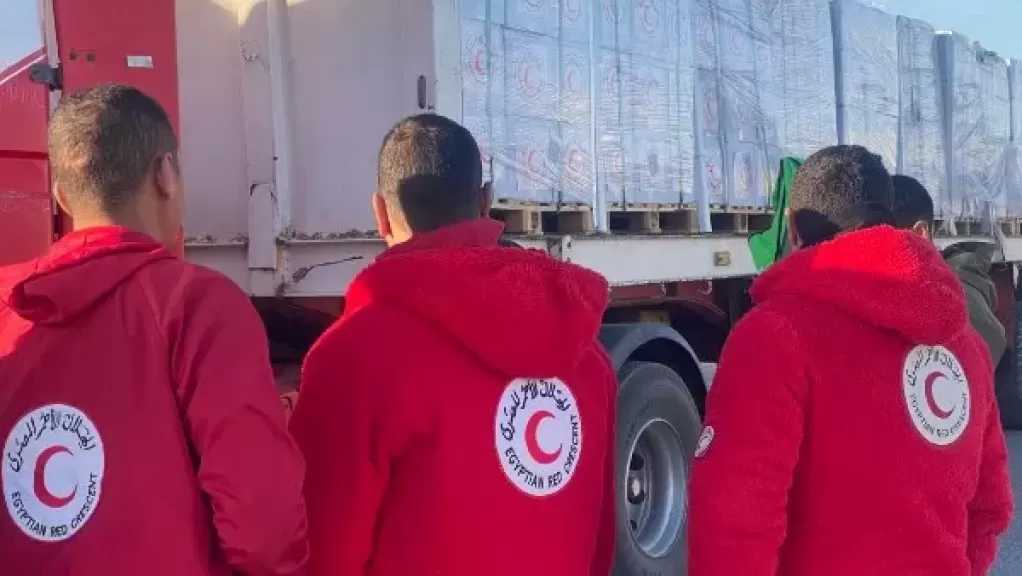 الهلال الأحمر يدفع بأكثر من 76 ألف سلة غذائية و 18 ألف قطعة ملابس إلى غزة