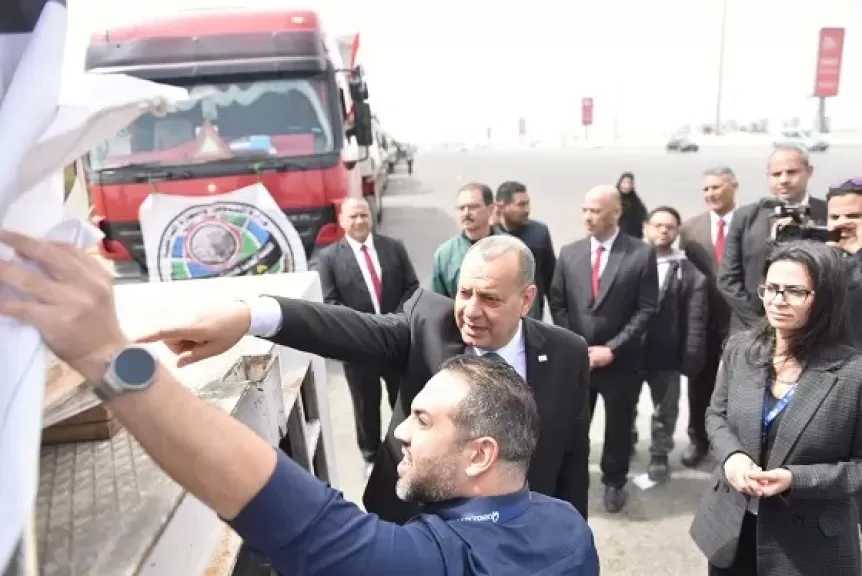 التموين: نقل 130 طنا من المساعدات الإنسانية عبر 22 شاحنة لدعم الأشقاء الفلسطينيين