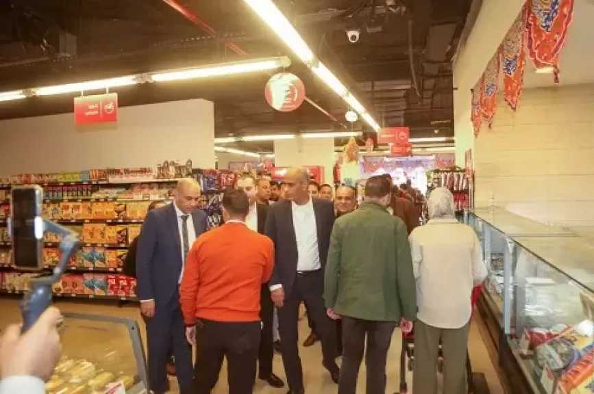 محافظ كفر الشيخ يقود حملة مفاجئة للرقابة على الأسعار بالمنافذ والسلاسل التجارية
