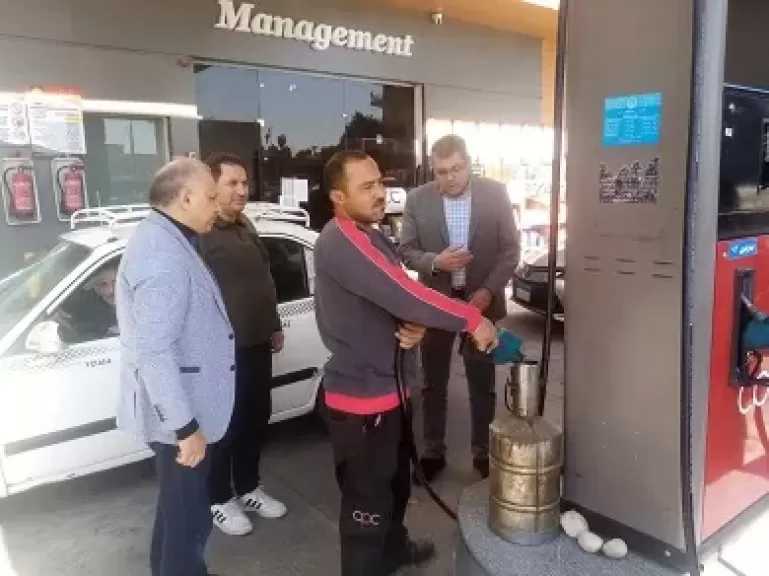 نائب محافظ القاهرة يتفقد محطات الوقود للتأكد من الالتزام بالأسعار المقررة