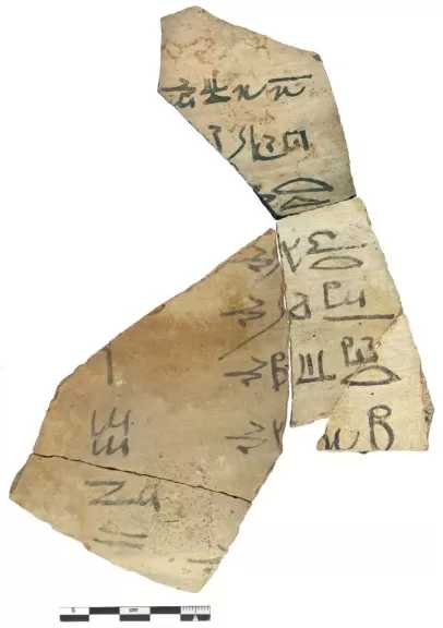 الكشف عن 13 ألف أوستراكا جديدة بموقع أتريبس الأثري بمحافظة سوهاج