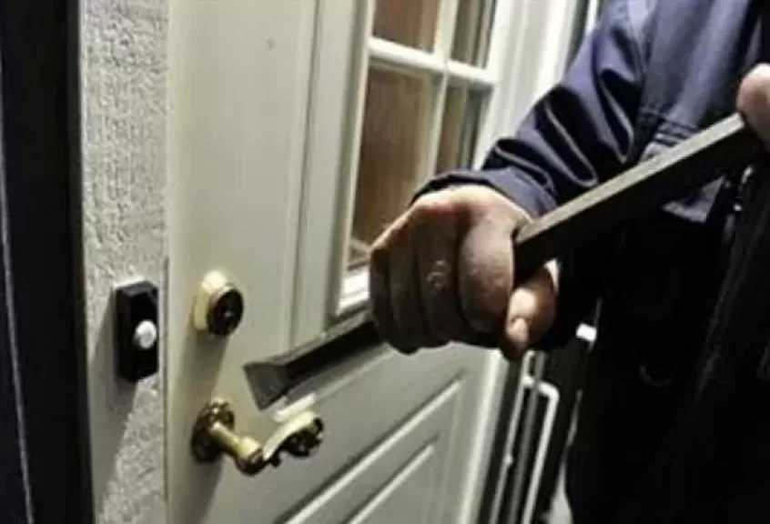 القبض على ربة منزل و4 آخرين لاتهامهم بسرقة شقة عربي الجنسية بالإكراه بالهرم