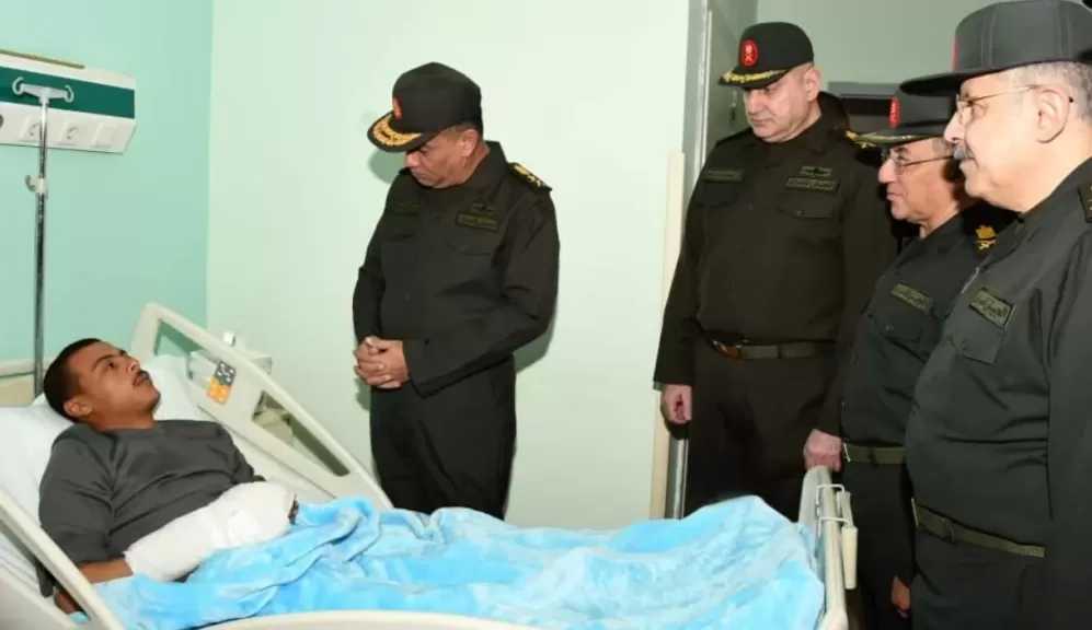 وزير الدفاع يزور عدد من المصابين بمجمع الجلاء الطبى للقوات المسلحة