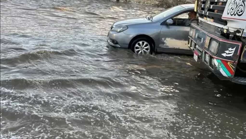 كسر ماسورة مياه يعطل الحركة المرورية بطريق الواحات في أكتوبر