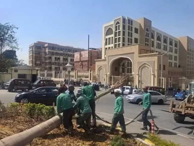 نائب محافظ القاهرة يتابع أعمال إصلاح هبوط أرضي أمام مستشفى الحسين الجامعي