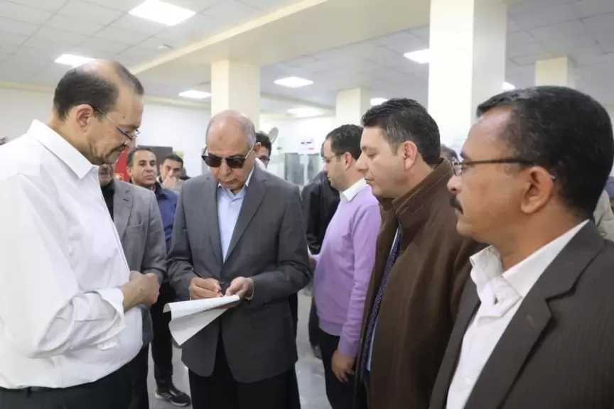 محافظ المنيا يتفقد مجمع خدمات المواطنين والمجمع الزراعي في قرية بني عبيد