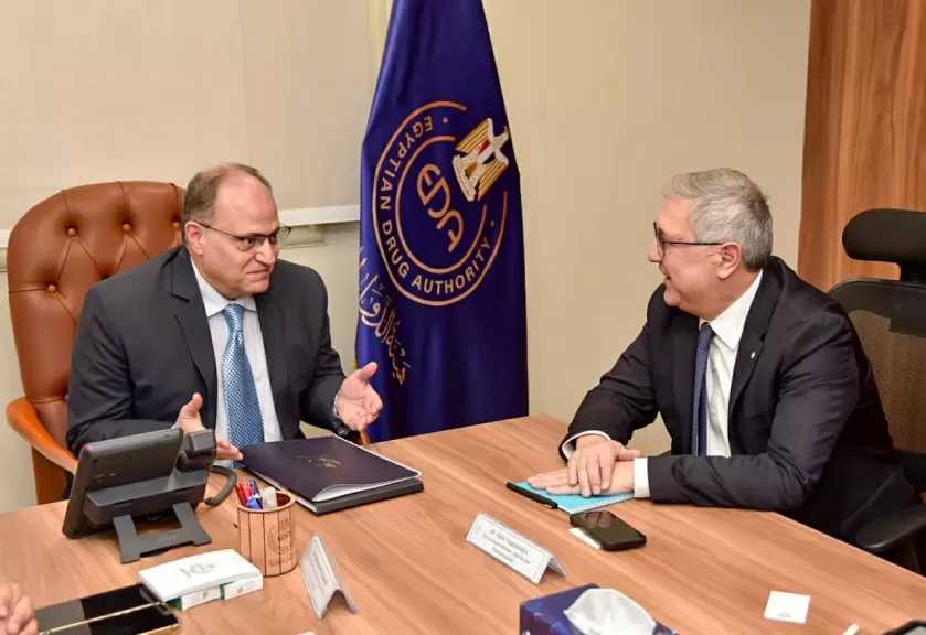 رئيس هيئة الدواء يستقبل وفد إحدى شركات الدواء التركية لبحث توطين صناعة الدواء