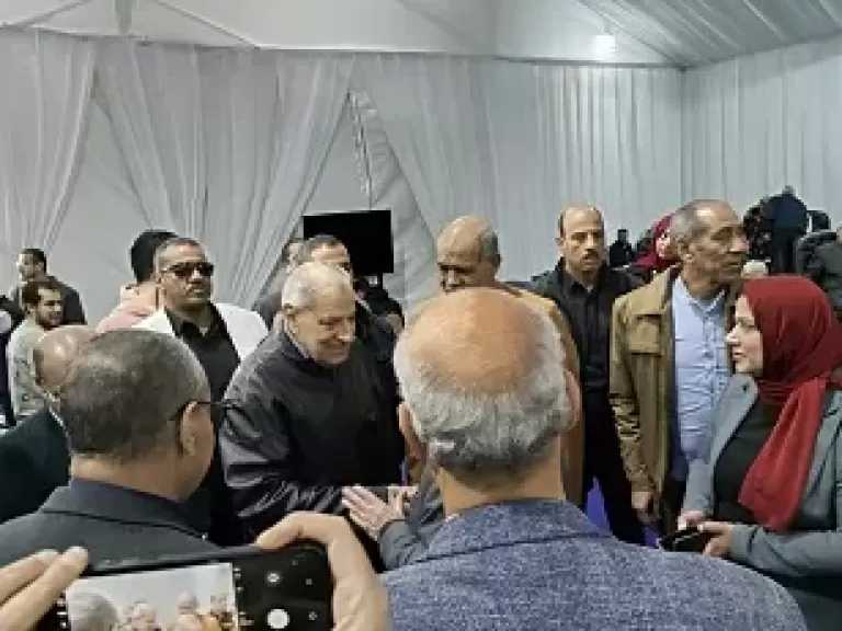 رئيس الوزراء الأسبق إبراهيم محلب يدلي بصوته بجولة الإعادة في انتخابات المهندسين