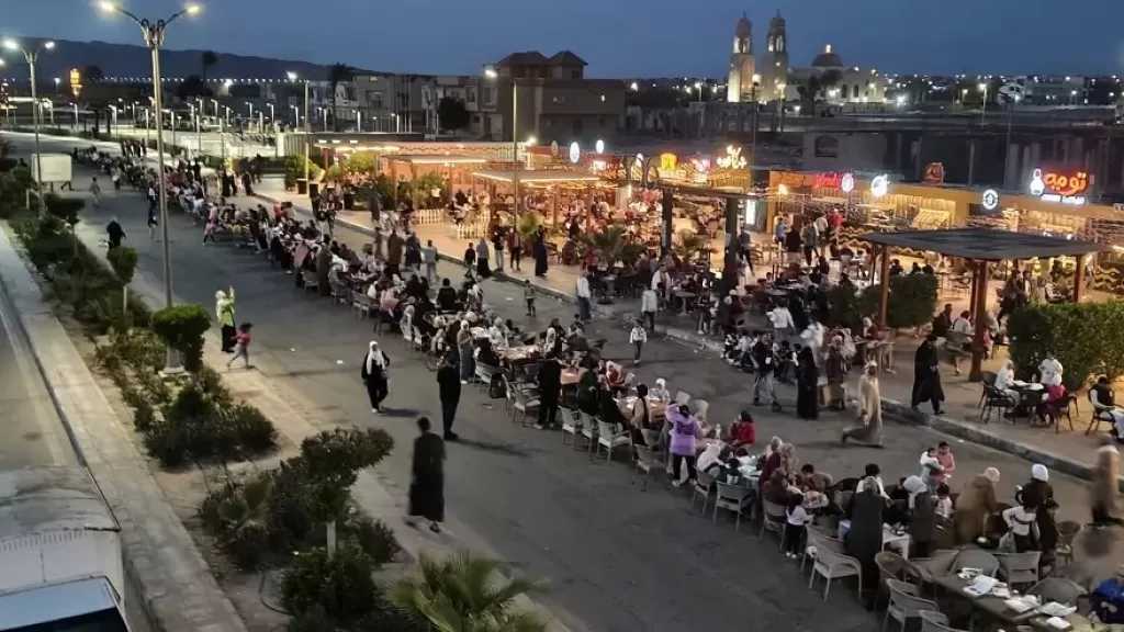 محافظ جنوب سيناء يشكر القائمين على تنظيم الإفطار الجماعي بمدينة الطور