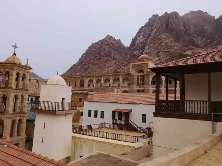 الغيوم تغطي سماء مدن جنوب سيناء وتساقط أمطار على سانت كاترين