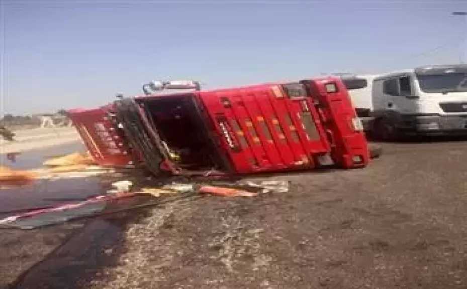 مصرع شخص وإصابة 11 آخرين إثر انقلاب سيارة نقل ثقيل في القليوبية