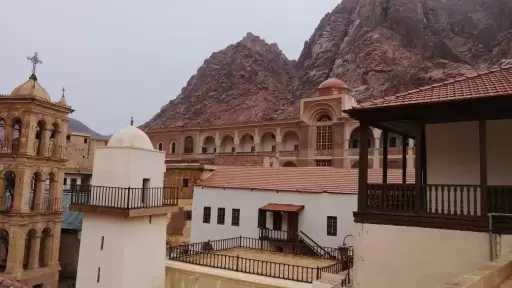 إصلاح أعطال كابلات كهرباء تضررت نتيجة تساقط الأمطار في سانت كاترين