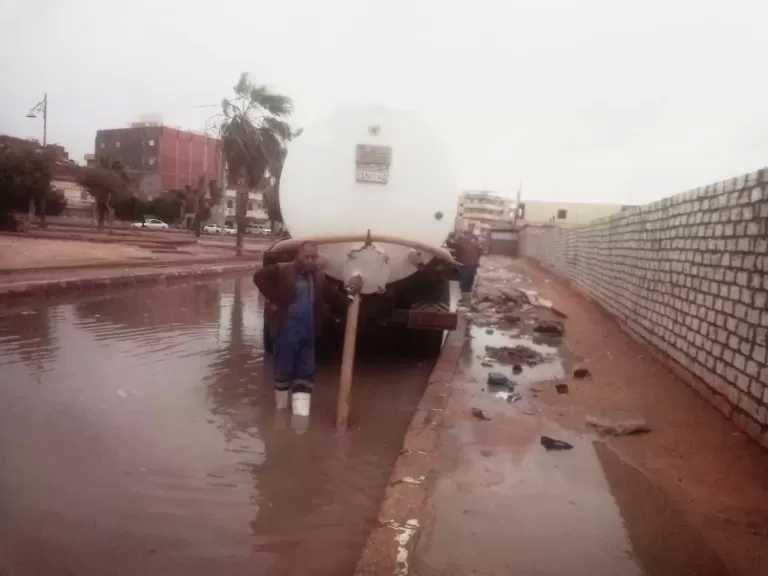 الدفع بفرق طوارئ لسرعة رفع تجمعات مياه الأمطار من الشوارع والميادين في مدينة مرسى مطروح