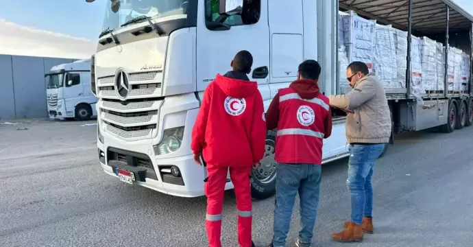 الهلال الأحمر المصري يعزز مد غزة بمزيد من المستلزمات الإغاثية والشتوية عبر قافلة «زاد العزة» 156