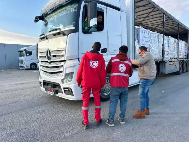 الهلال الأحمر المصري يعزز مد غزة بمزيد من المستلزمات الإغاثية والشتوية عبر قافلة «زاد العزة» 156