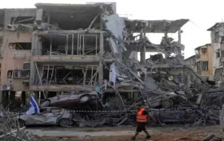 خبراء متفجرات ينتشرون بمواقع سقطت فيها شظايا صواريخ بتل أبيب