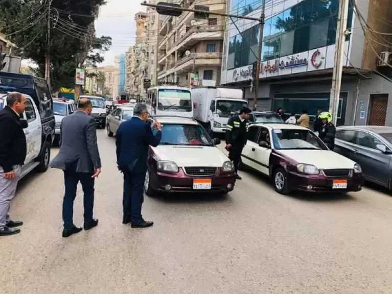 محافظ الدقهلية يشن حملة مفاجئة على سيارات التاكسي والسرفيس للتأكد من الالتزام بالتعريفة