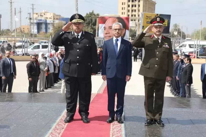 محافظ بني سويف يضع إكليل الزهور على نصب الشهداء بمناسبة العيد القومي للمحافظة
