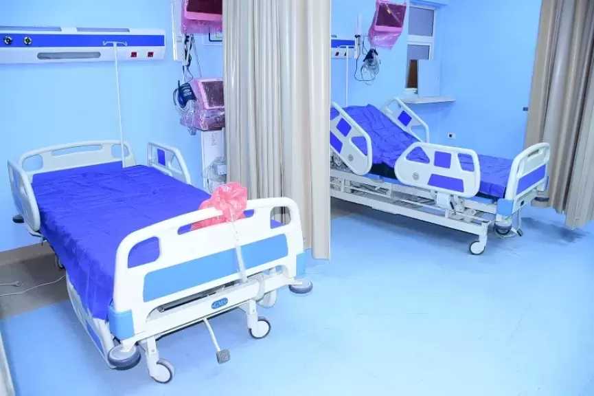 جامعة سوهاج تطلق التيار الكهربائي بمستشفى الجراحات المتخصص إيذانًا بقرب التشغيل