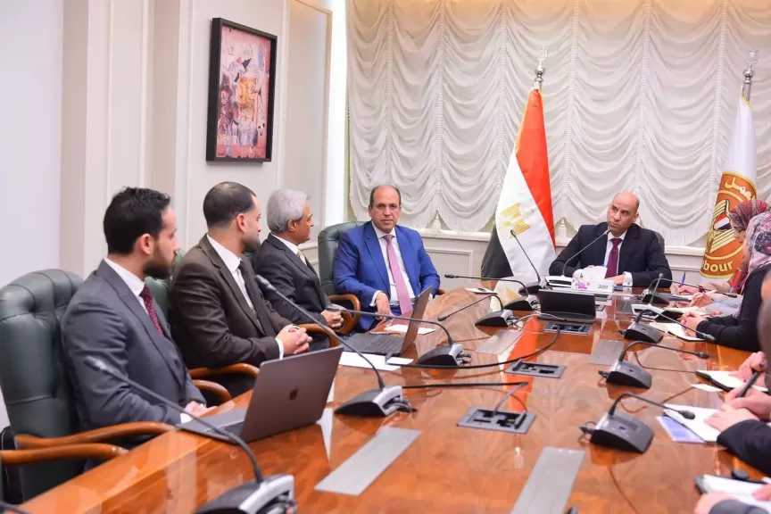 وزير العمل يستمع إلى خبير دولي حول تجارب عالمية لإطلاق منصة وطنية لتأهيل الشباب لسوق العمل العالمي